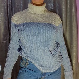 MEDIUM PERIWINKLE AND WHITE TURTLE NECK